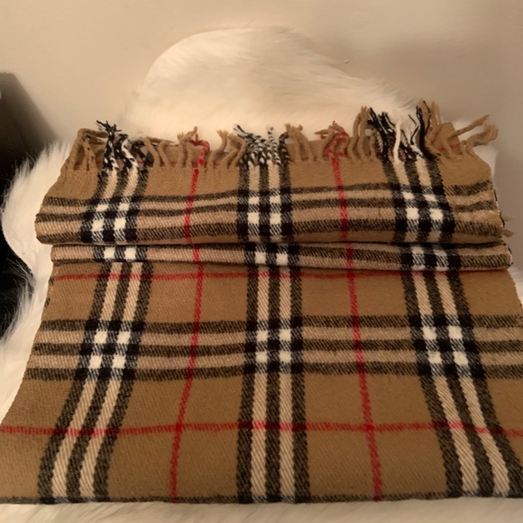SOLD - 💯 Authentic Burberry Lambswool scarf - Picture 8 of 10